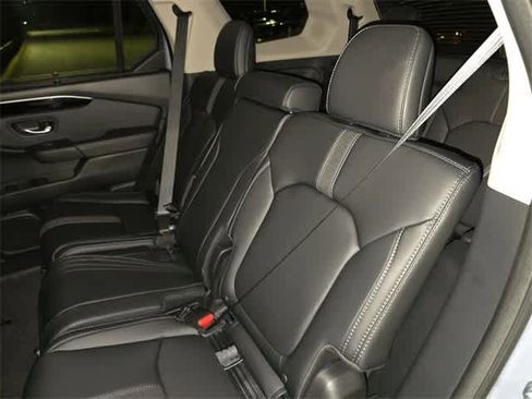 Used 2025 Honda Pilot Touring image 9