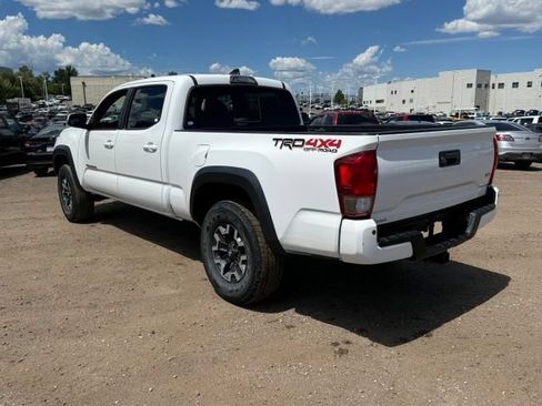 Used 2017 Toyota Tacoma TRD Off-Road w/ Premium & Technology Package AWD/4WD image 3