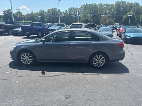 Used 2015 Volkswagen Jetta SE FWD image 2