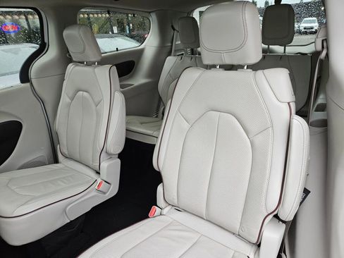 Used 2019 Chrysler Pacifica Limited image 23