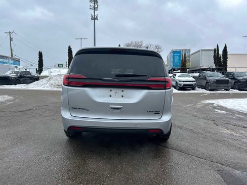 Used 2023 Chrysler Pacifica Limited w/ Uconnect Theater Family Group image 23