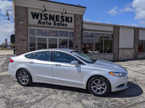 Used 2017 Ford Fusion SE w/ Fusion SE Technology Package FWD image 2