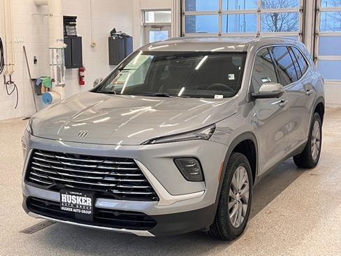 Used 2025 Buick Enclave Preferred image 4