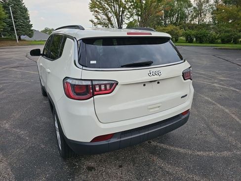 Used 2018 Jeep Compass Latitude FWD image 3