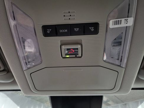 Used 2025 Toyota RAV4 XLE AWD/4WD image 23