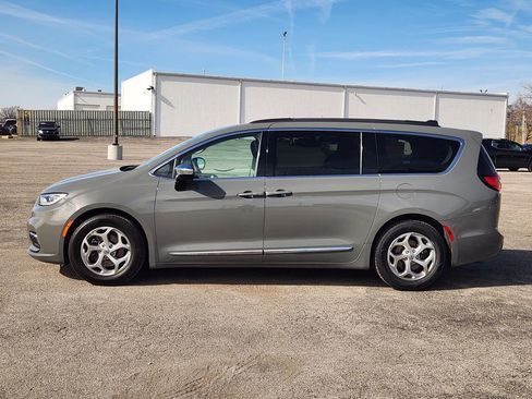 Used 2023 Chrysler Pacifica Limited image 4