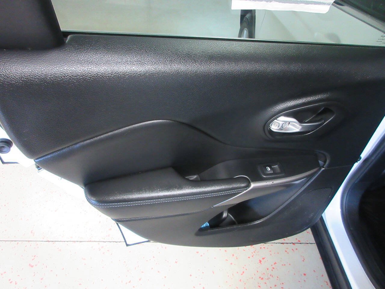 Used 2019 Jeep Cherokee Latitude w/ Cold Weather Group AWD/4WD image 25