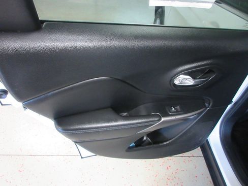 Used 2019 Jeep Cherokee Latitude w/ Cold Weather Group AWD/4WD image 25