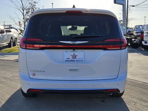 New 2026 Chrysler Pacifica Select FWD image 3