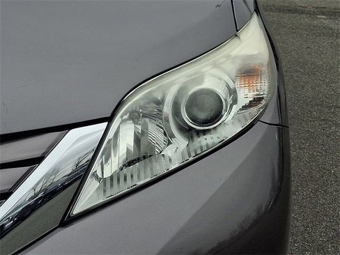 Used 2017 Toyota Sienna LE image 9