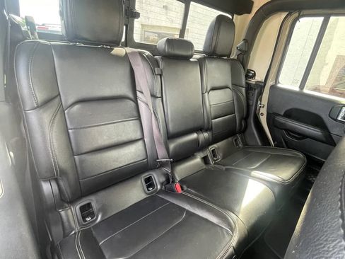 Used 2020 Jeep Gladiator Overland AWD/4WD image 31
