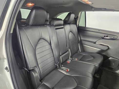Used 2022 Toyota Highlander XLE FWD image 17