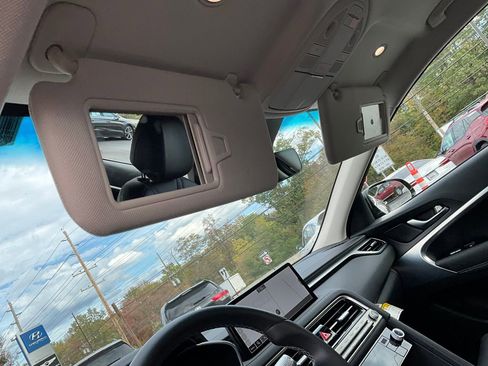 Used 2025 Genesis G70 2.5T image 34