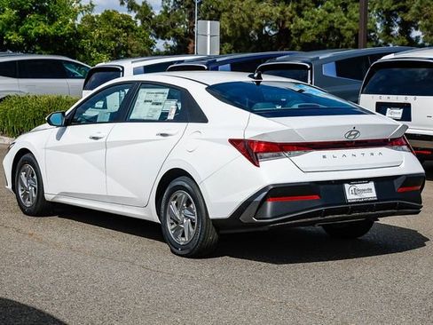 New 2026 Hyundai Elantra SE FWD image 2