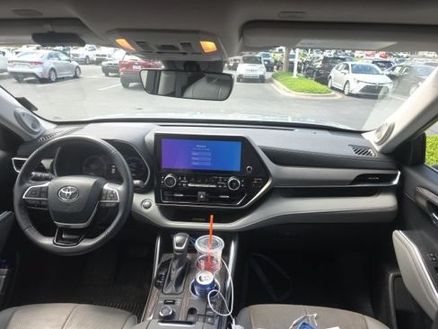 Used 2025 Toyota Highlander Limited AWD/4WD image 9