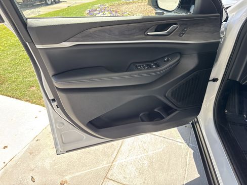 Used 2025 Jeep Grand Cherokee Limited image 13