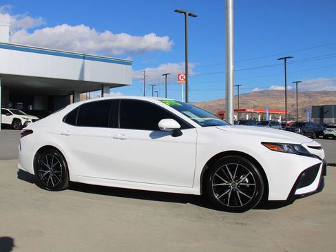 Used 2024 Toyota Camry SE image 9