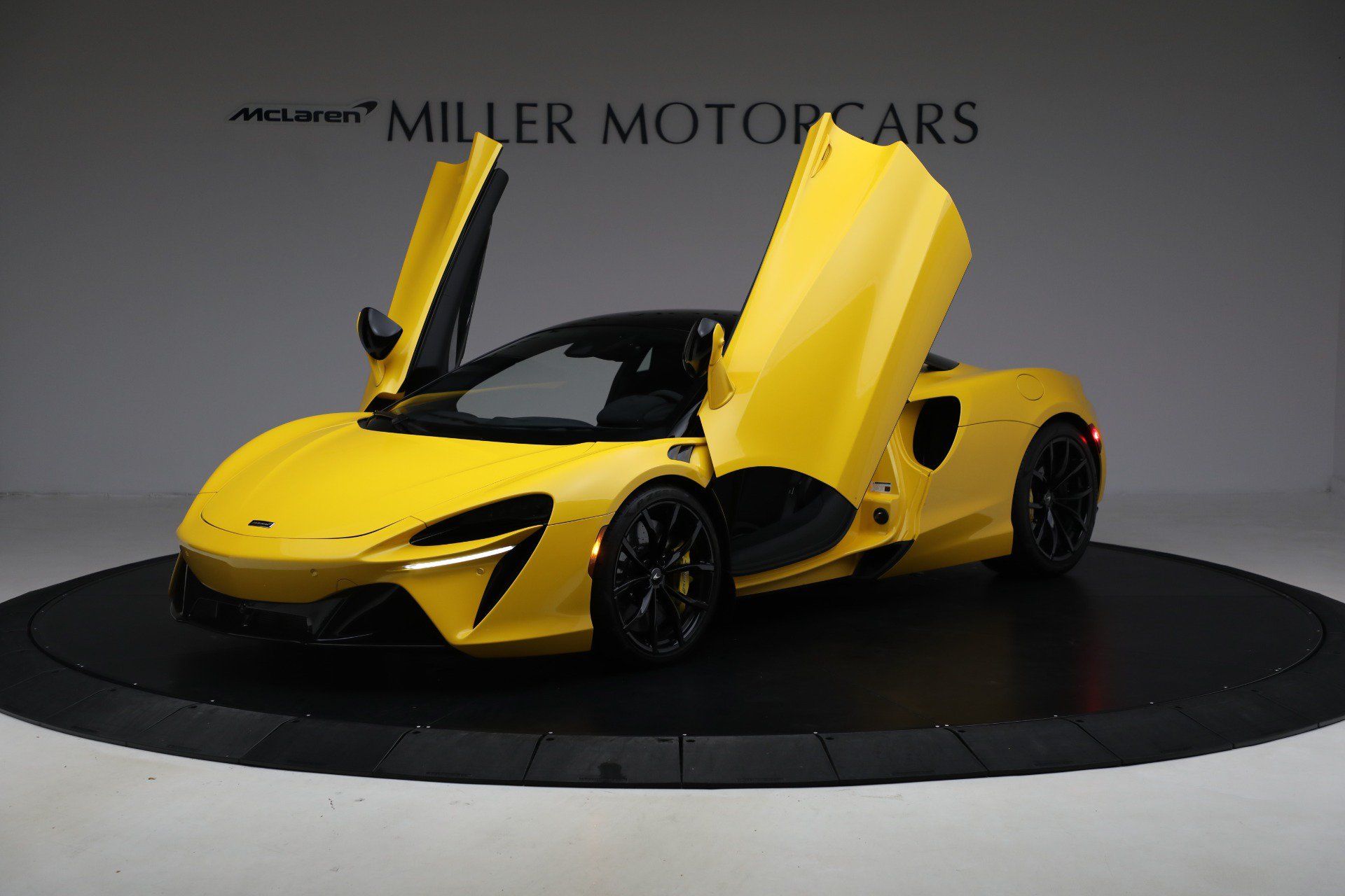 Used 2024 McLaren Artura RWD image 14