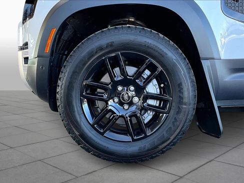 Used 2025 Land Rover Defender 90 S image 11