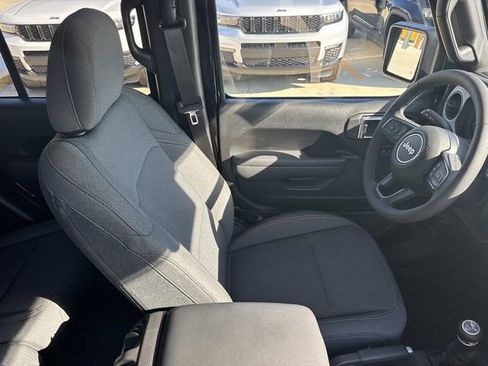 Used 2025 Jeep Gladiator Sport image 9