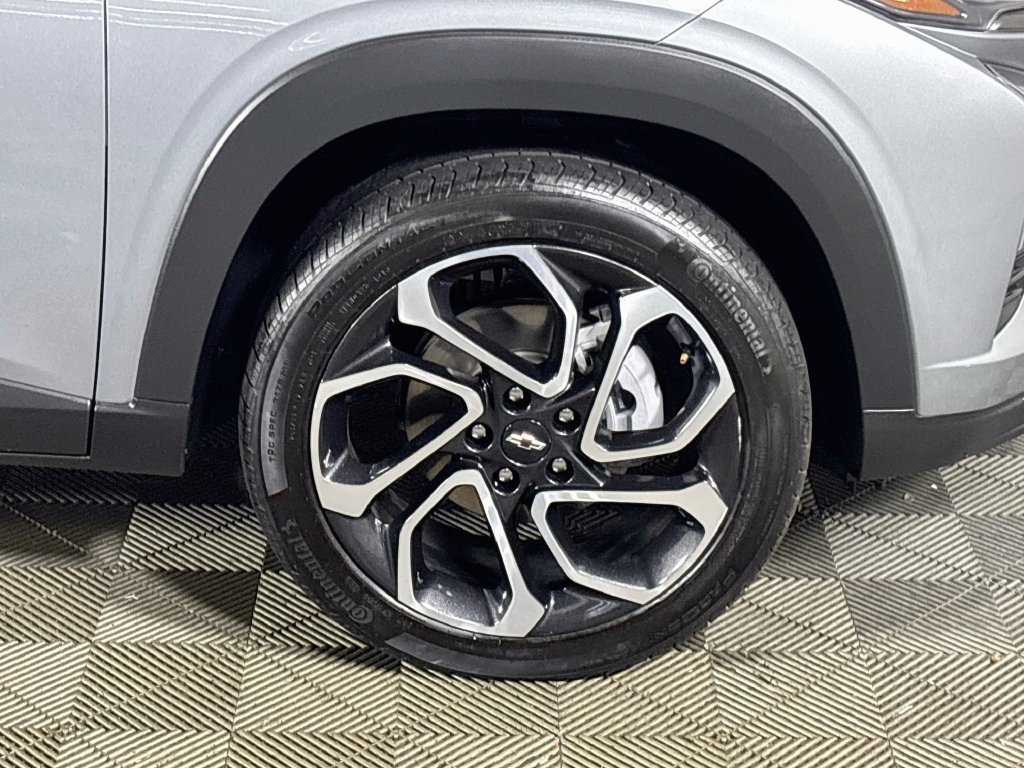 Used 2024 Chevrolet Trax RS w/ Sunroof Package FWD image 23