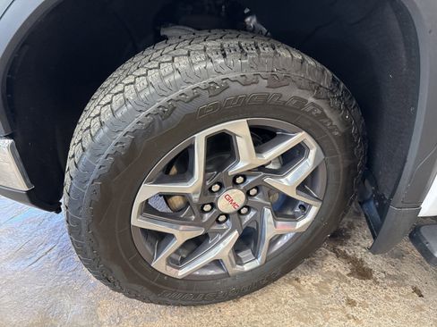 Used 2023 GMC Sierra 1500 SLT w/ SLT Premium Package image 4