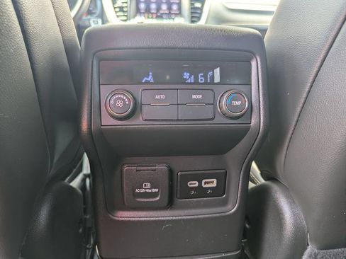 Used 2023 GMC Acadia SLT FWD image 38