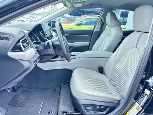 Used 2023 Toyota Camry SE FWD image 3