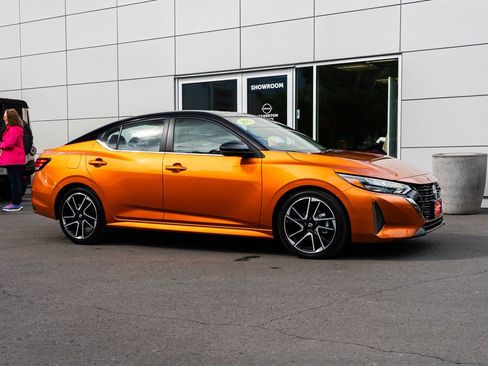 Used 2025 Nissan Sentra SR w/ SR Premium Package FWD image 30