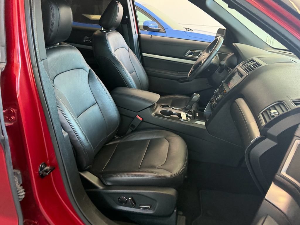 Used 2018 Ford Explorer XLT w/ Equipment Group 202A FWD image 25