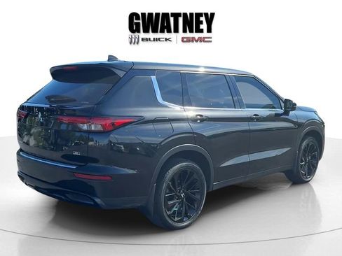 Used 2023 Mitsubishi Outlander SE AWD/4WD image 3
