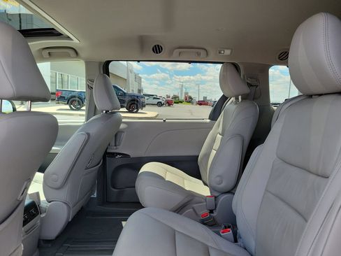 Used 2019 Toyota Sienna XLE w/ XLE Navigation Package FWD image 14