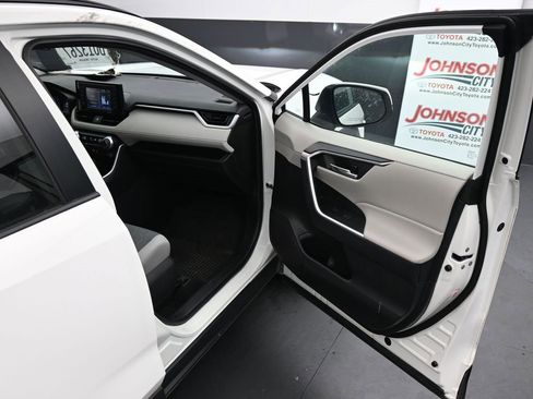 Used 2022 Toyota RAV4 XLE image 19