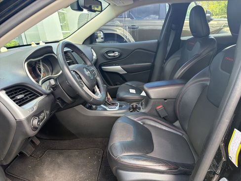 Used 2017 Jeep Cherokee Trailhawk w/ Comfort/Convenience Group image 3