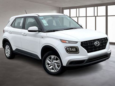 Certified 2025 Hyundai Venue SE image 1