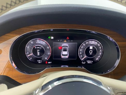 Used 2024 Bentley Bentayga image 33