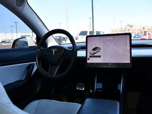 Used 2020 Tesla Model 3 Standard Range image 16