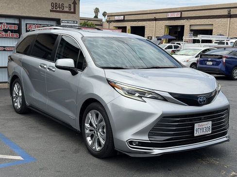 Used 2021 Toyota Sienna Platinum FWD image 3