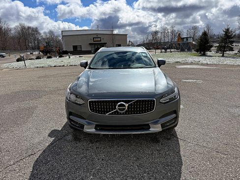 Used 2018 Volvo V90 T6 Cross Country w/ Convenience Package image 4