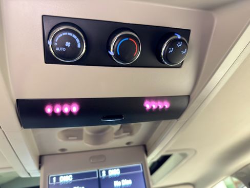 Used 2016 Chrysler Town & Country Touring-L image 32