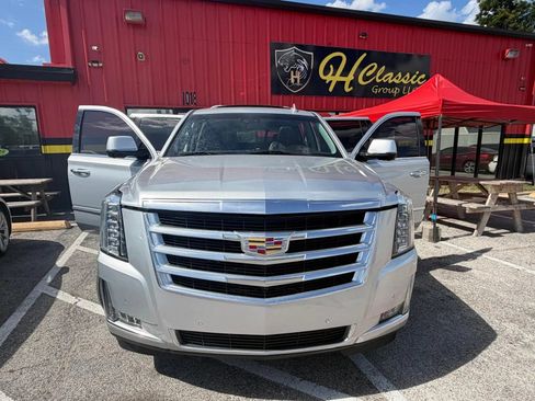 Used 2019 Cadillac Escalade Luxury RWD image 1