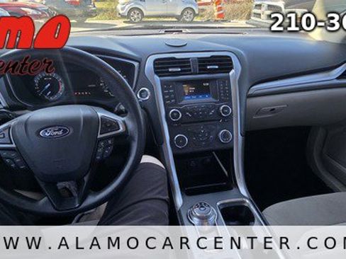 Used 2017 Ford Fusion SE image 40