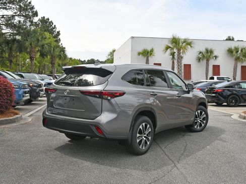 New 2026 Toyota Highlander XLE AWD/4WD image 2