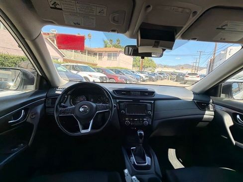 Used 2019 Nissan Rogue SV w/ Premium Package FWD image 4