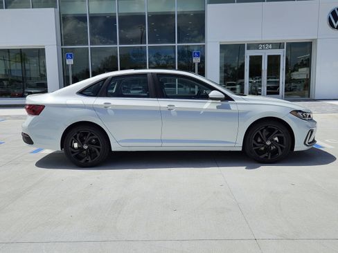 New 2025 Volkswagen Jetta SE image 8