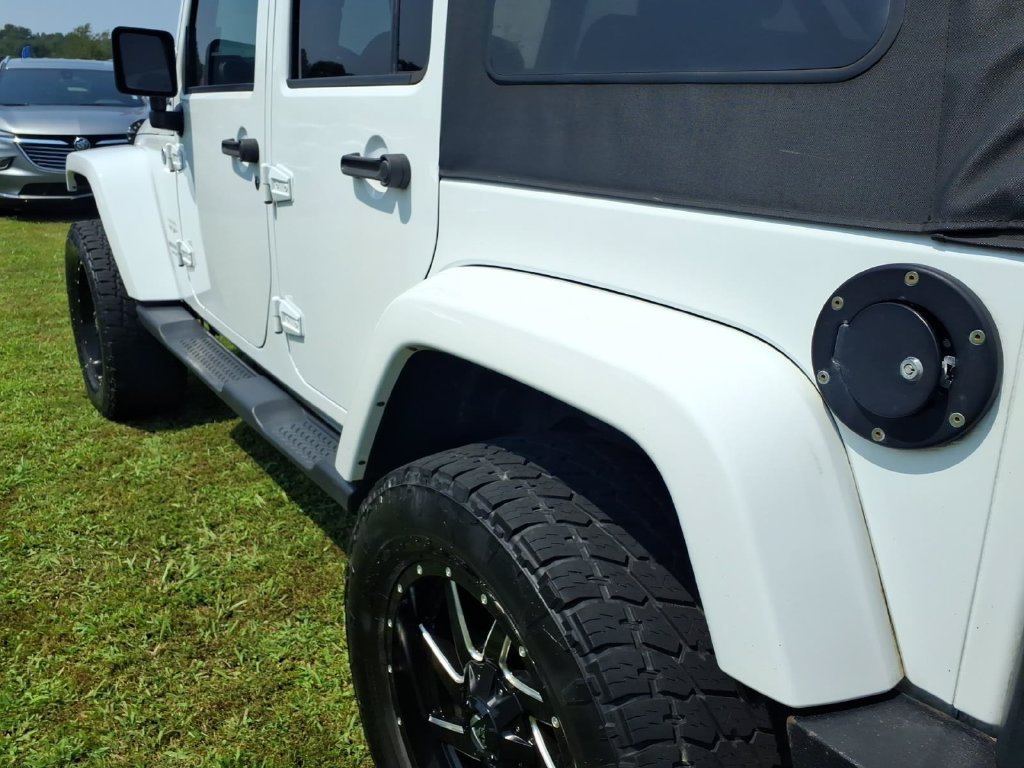 Used 2017 Jeep Wrangler Unlimited Sahara w/ Connectivity Group AWD/4WD image 16