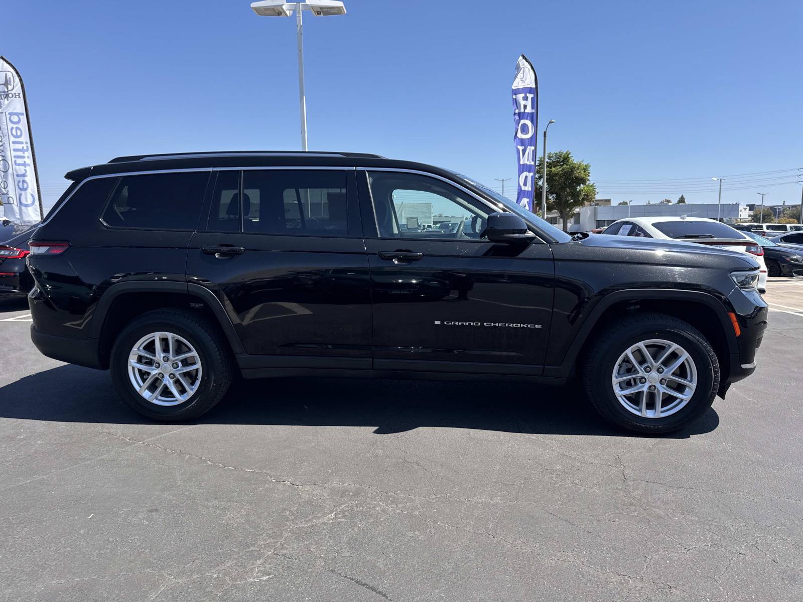 Used 2023 Jeep Grand Cherokee L Laredo AWD/4WD image 6