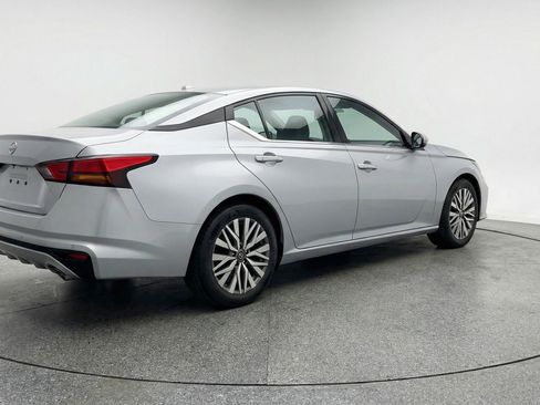 Used 2025 Nissan Altima 2.5 SV image 9