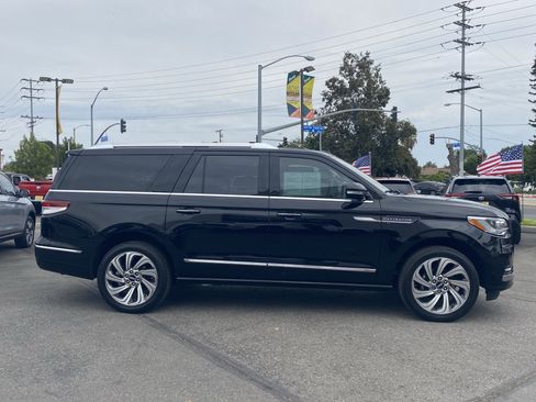 Used 2023 Lincoln Navigator L Reserve image 2