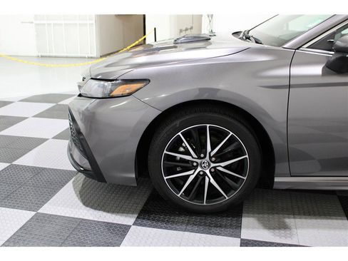 Used 2023 Toyota Camry SE image 9